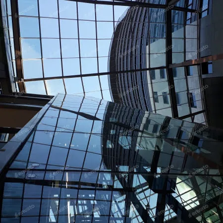 Blick nach oben in ein modernes Gebäude mit Glasdach