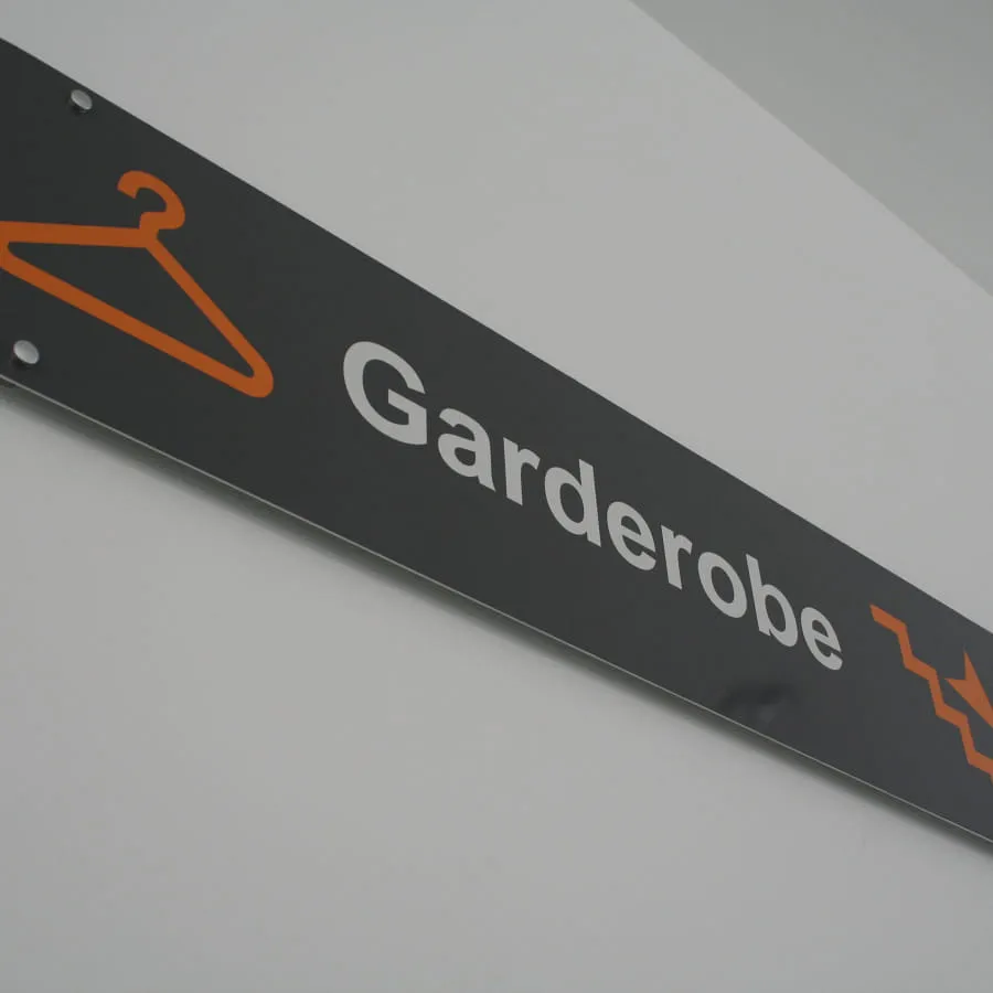 Schild mit der Aufschrift 'Garderobe' und einem Kleiderbügel