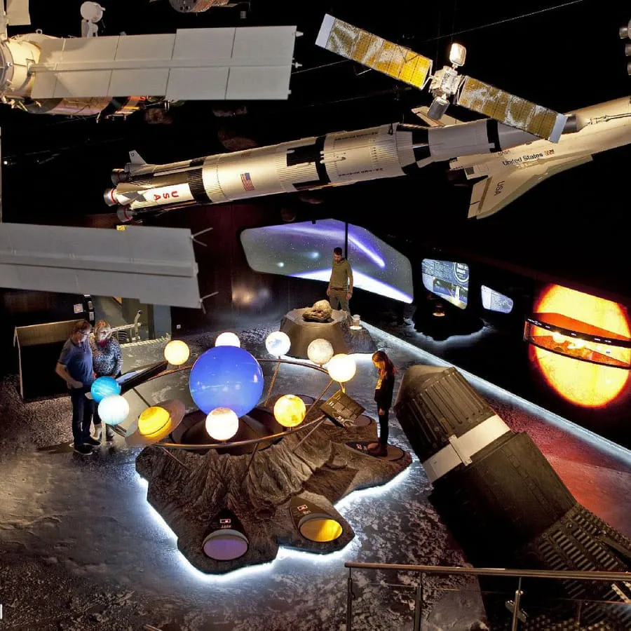 Ausstellung mit Weltraummodellen und Planeten