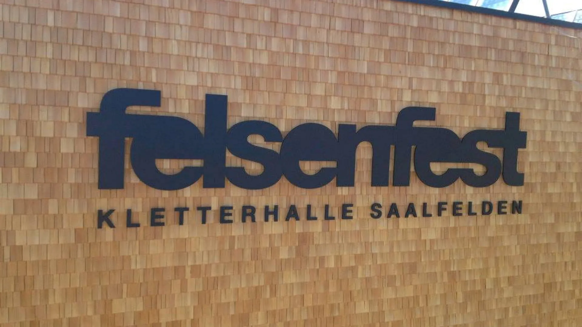 Schild mit 'felsenfest Kletterhalle Saalfelden'