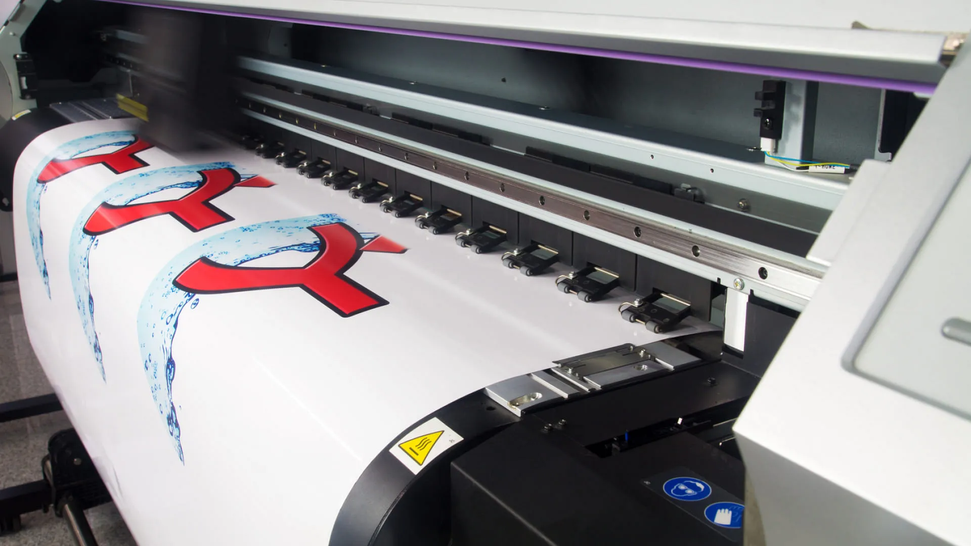 Großformatdrucker mit farbigem Druckmaterial