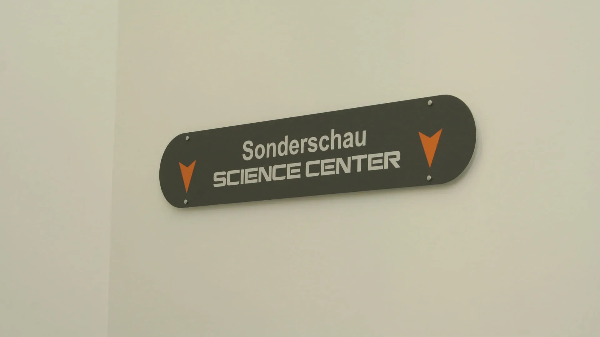 Schild des Sonderschau Science Centers an einer Wand