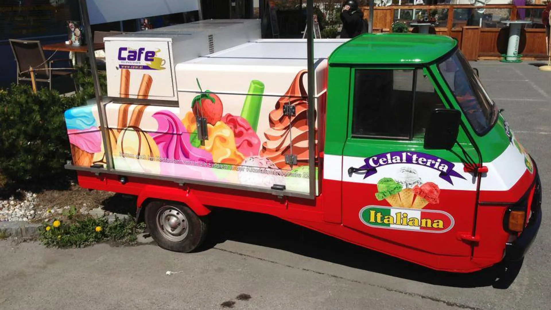 Bunte Eistruck mit italienischen Süßspeisen in einem Café.