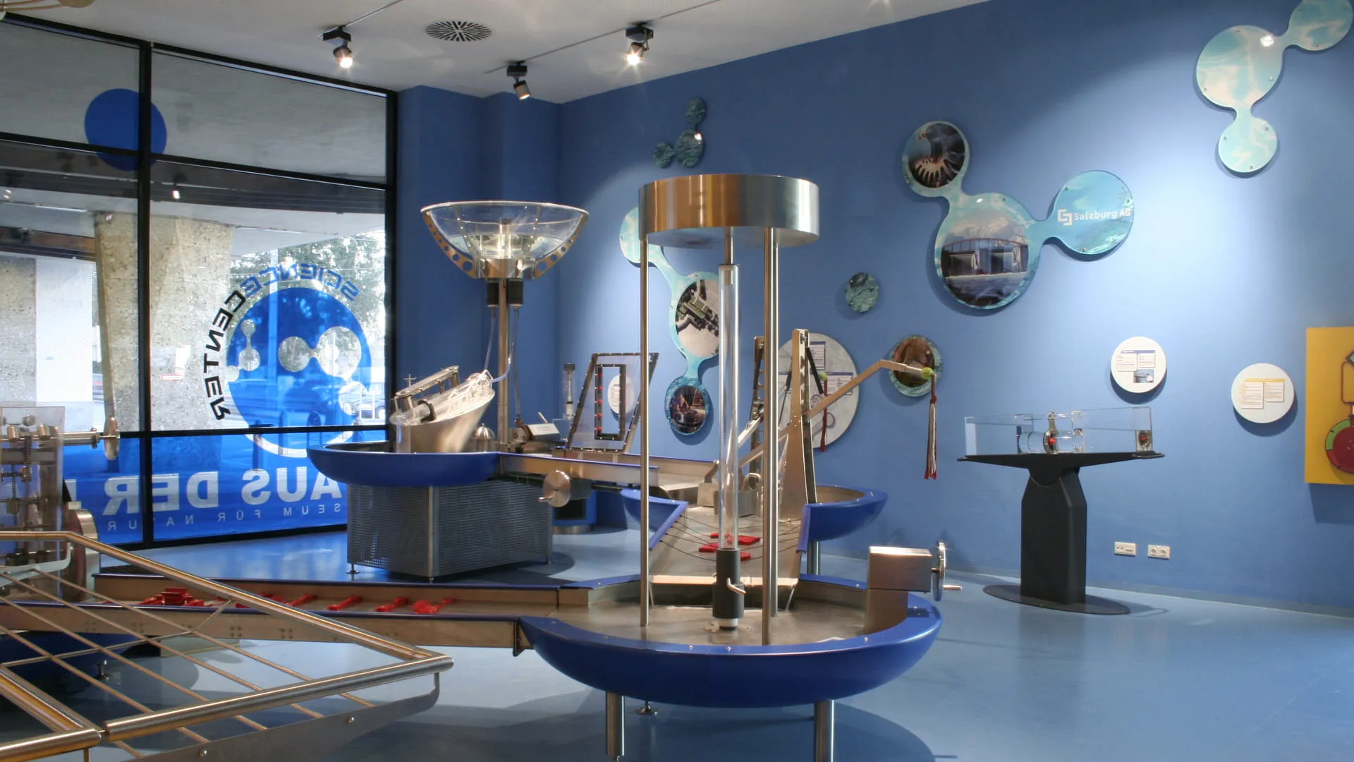Interaktive Ausstellung mit blauen Wänden und Geräten