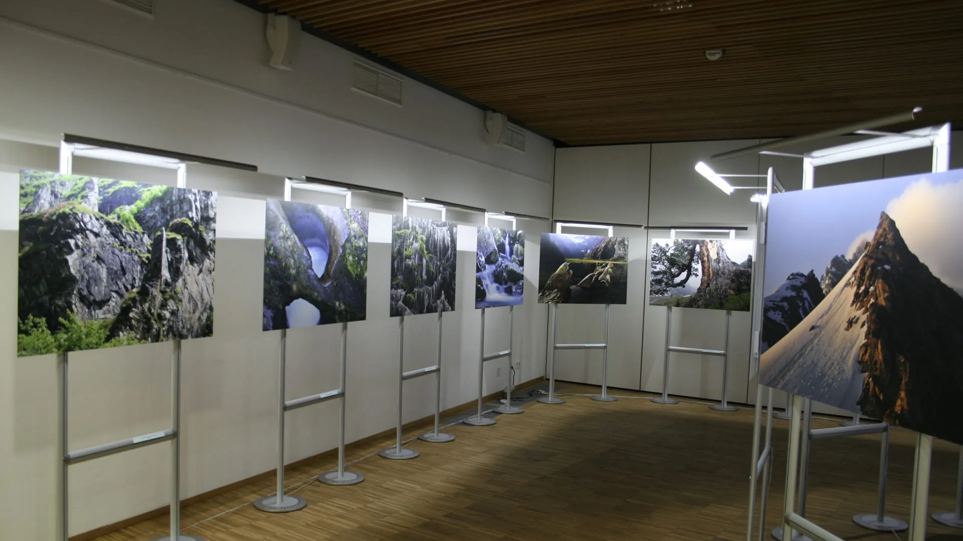 Ausstellung mit Fotos von Landschaften und Felsen