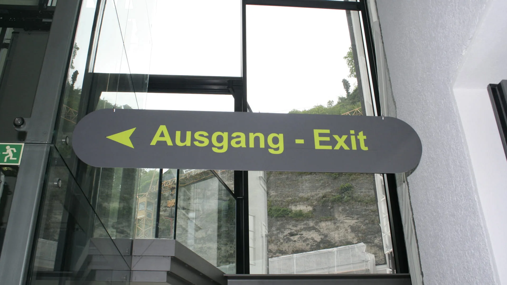 Ausgang - Exit-Schild in einem modernen Gebäude