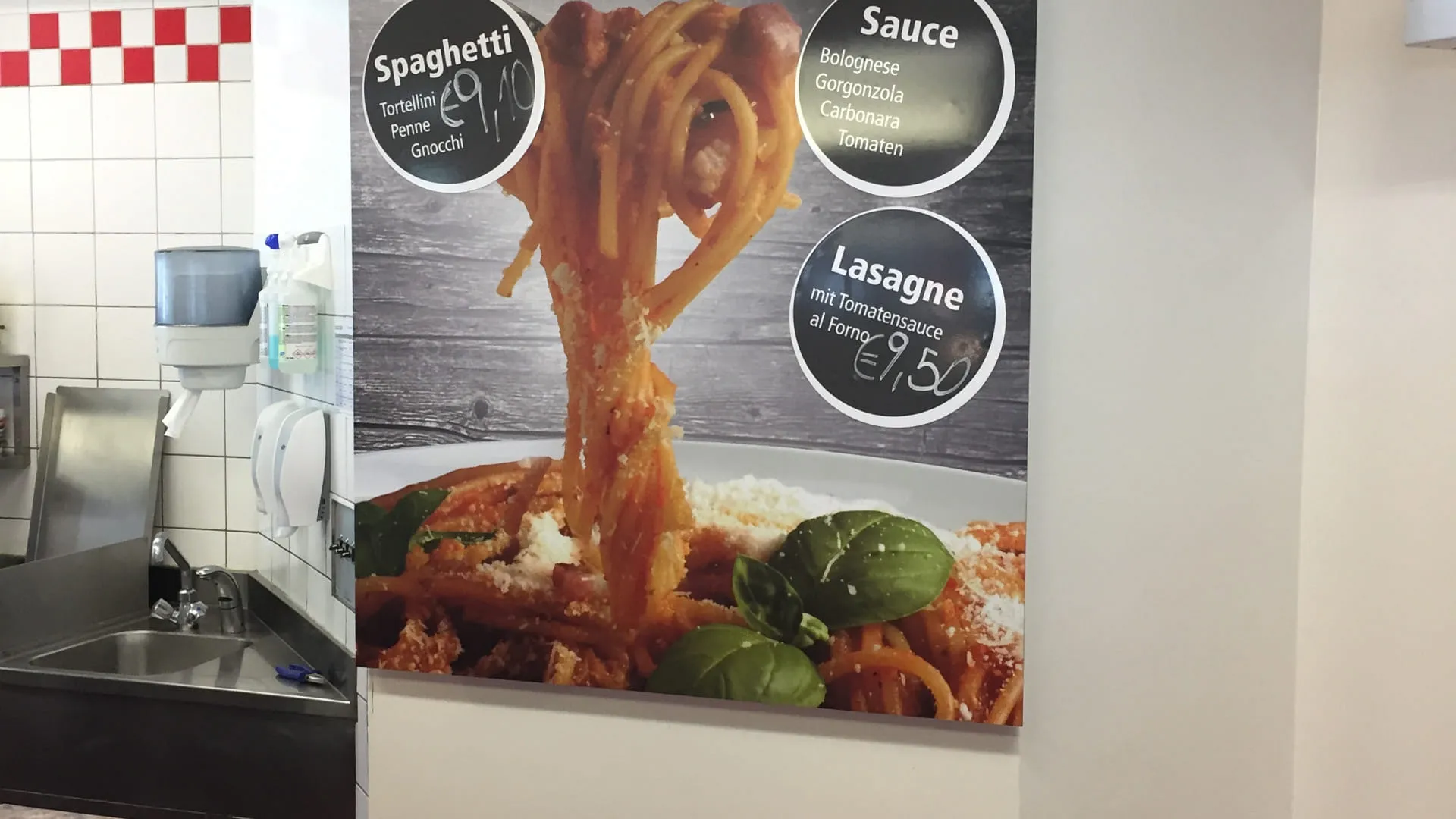 Pasta-Speisekarte mit Spaghetti, Sauce und Lasagne.
