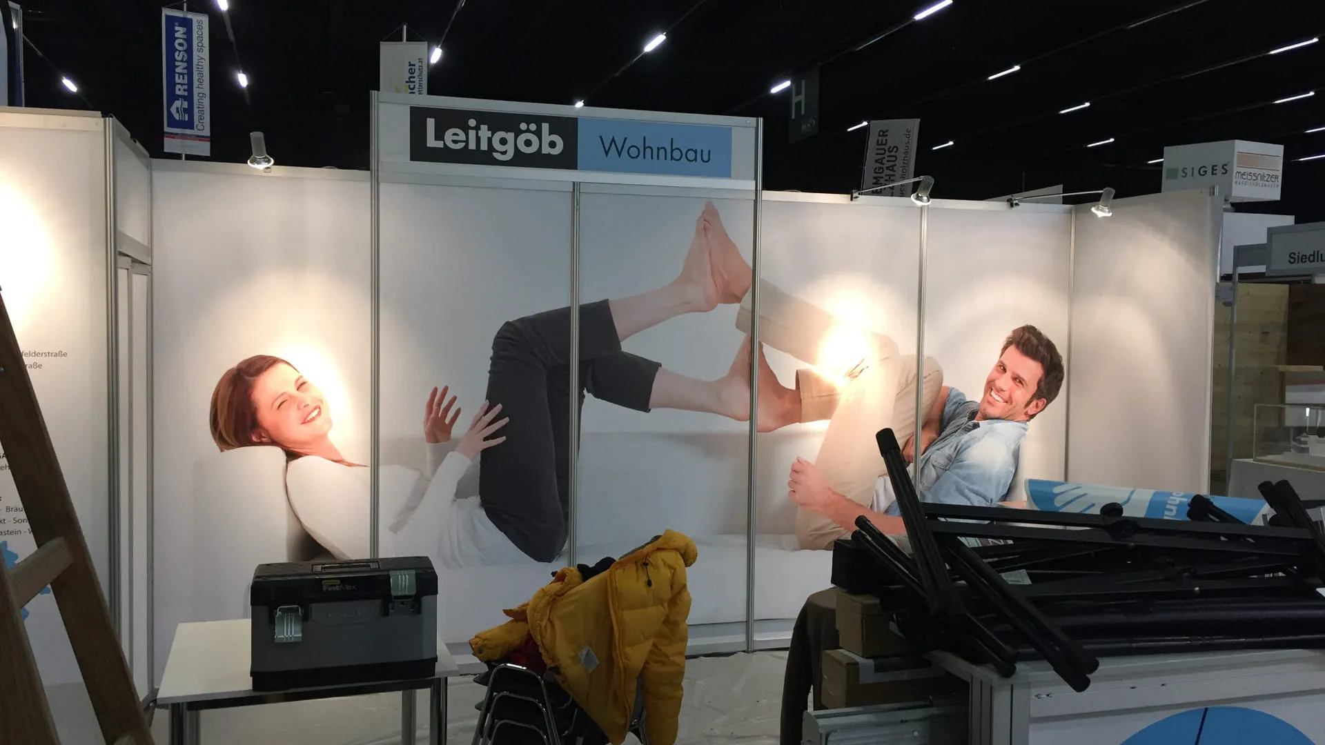 Messestand von Leitgöb mit zwei Personen hinter Vitrinen