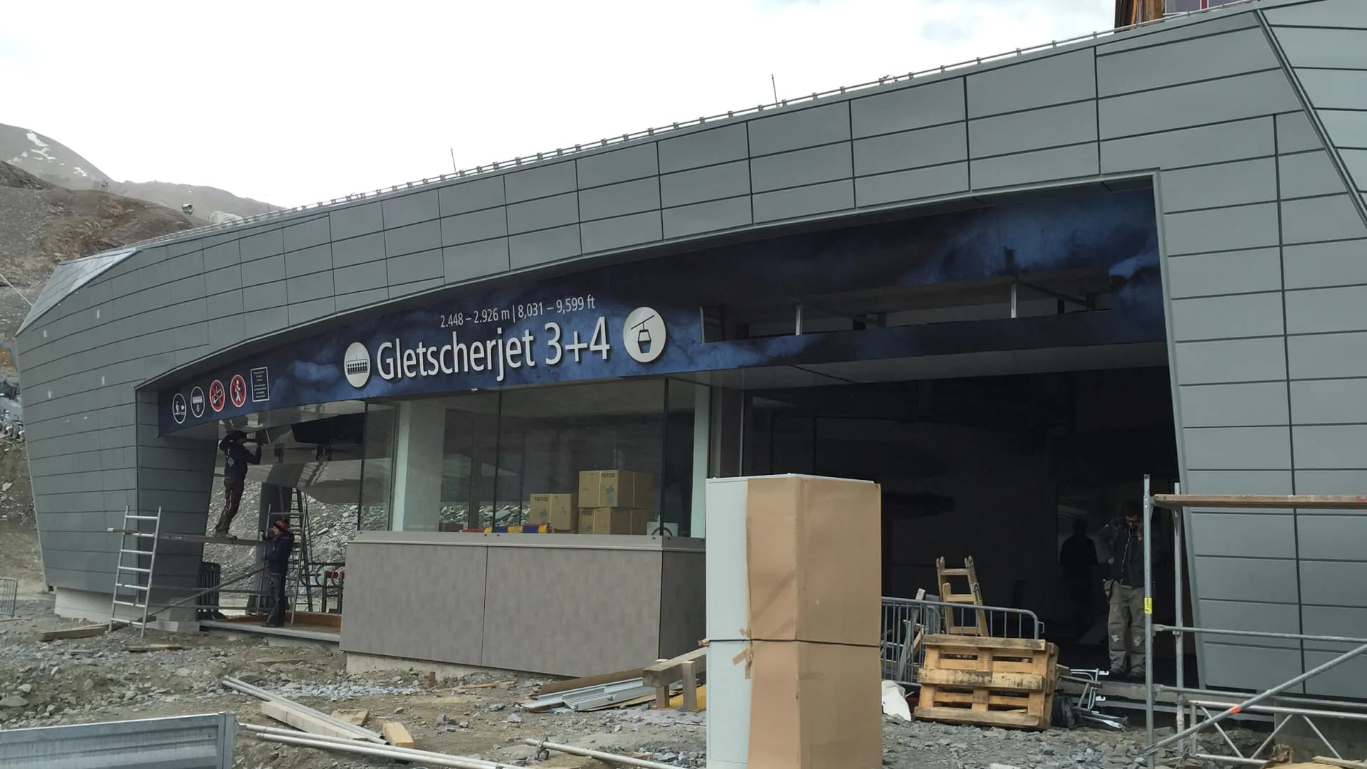 Neues Gebäude der Gletscherjet 3+4 in den Alpen