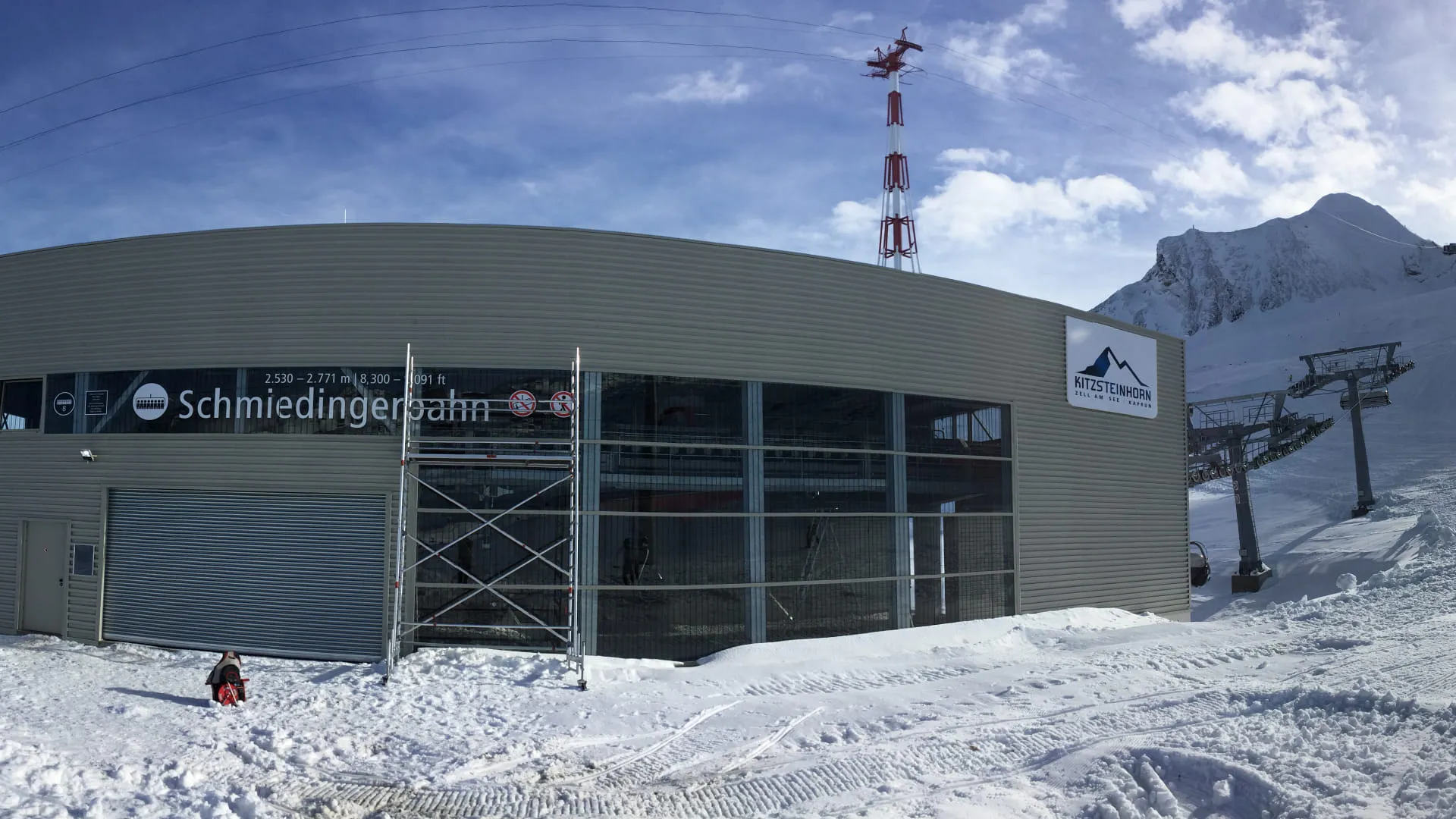 Bergstation mit Ski-Lift in verschneiter Landschaft