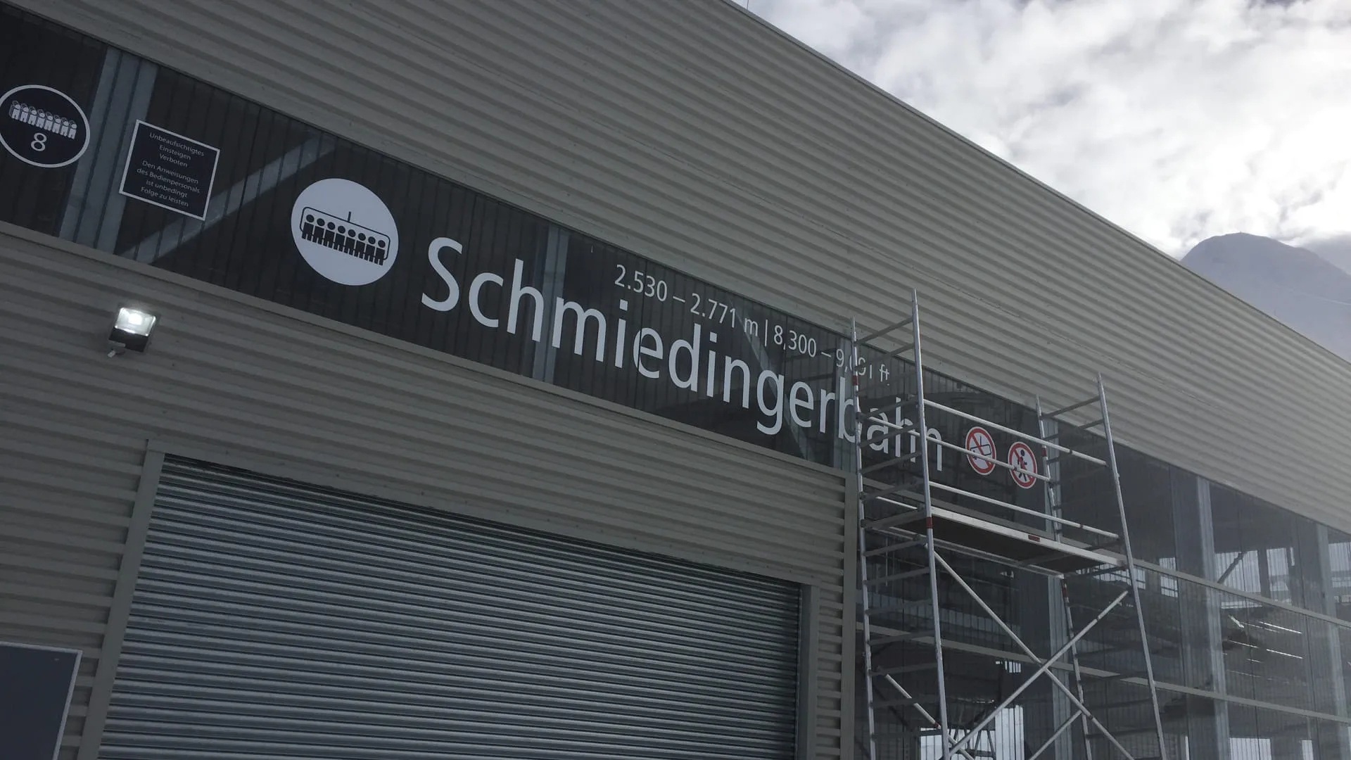 Wand eines Gebäudes mit Schriftzug 'Schmiedingerbahn'