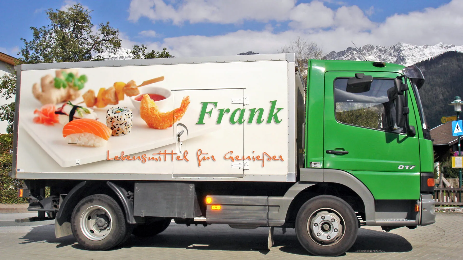 Grüner Lieferwagen mit Sushi-Werbung unterwegs.