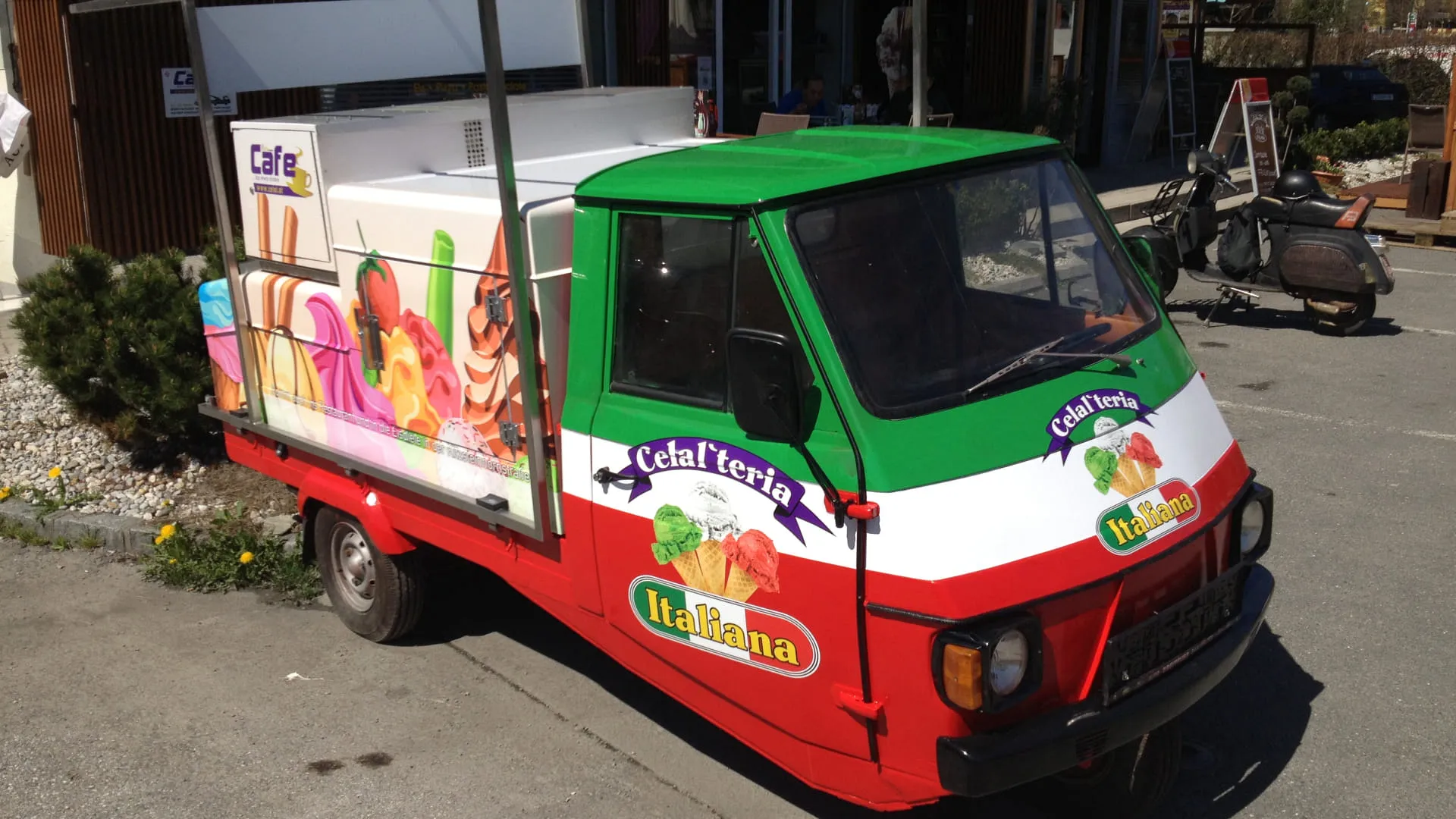 Bunte Verkaufswagen mit italienischen Desserts im Freien