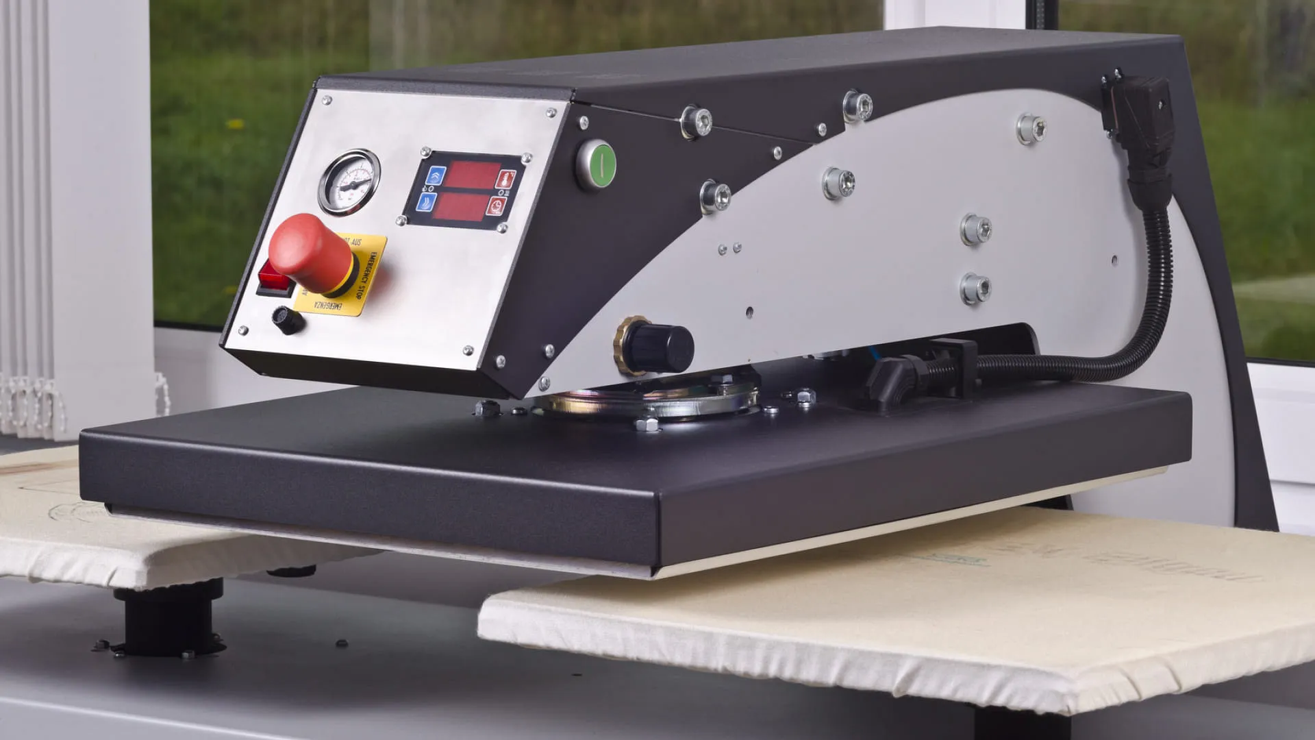 Druckmaschine mit Steuerpanel und Heizplatte