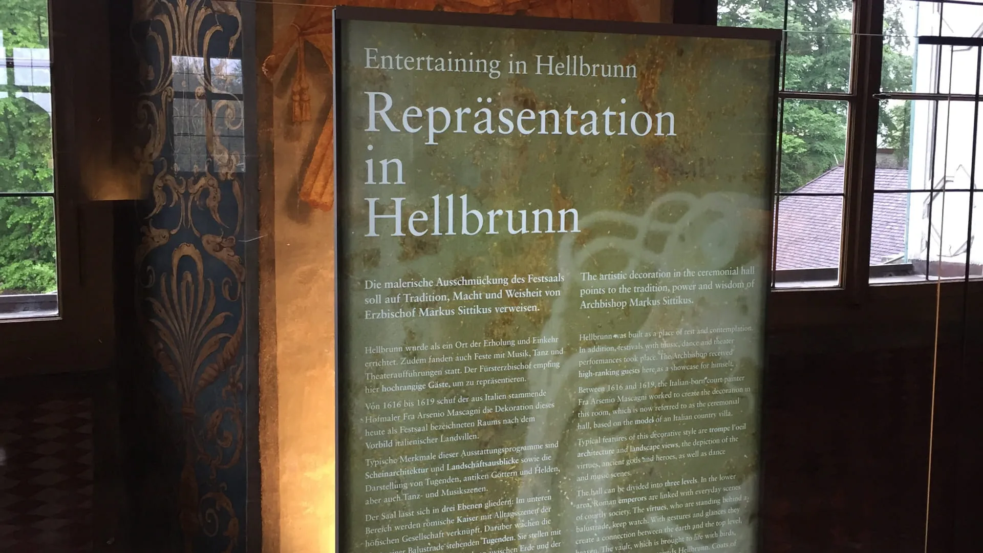 Informationsbeschilderung über Hellbrunn