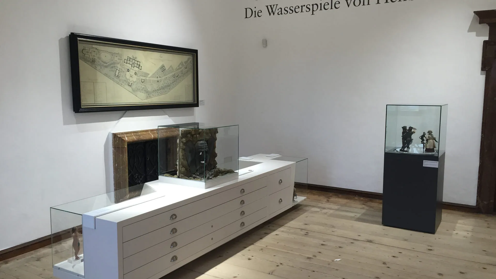 Ausstellungsraum mit Vitrinen und einer Karte von Hellbrunn