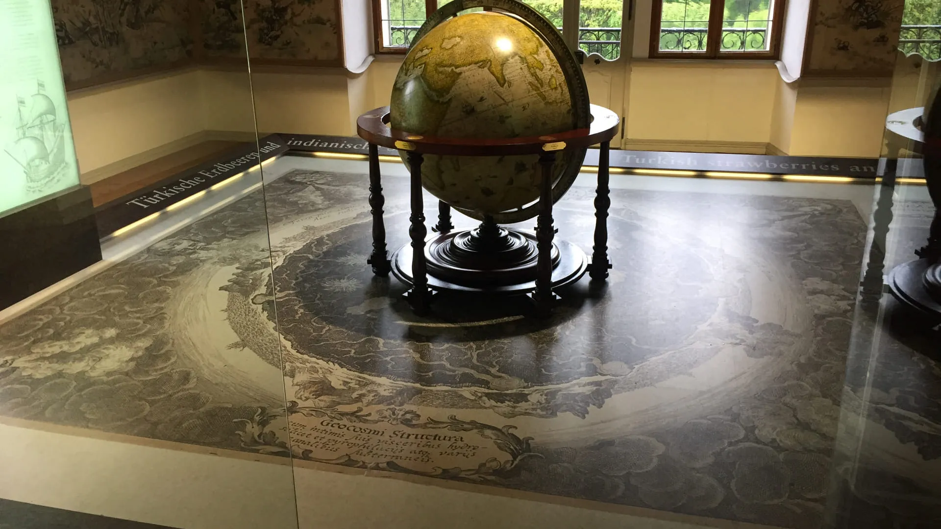 Globus auf einem dekorativen Boden in einem Ausstellungsraum