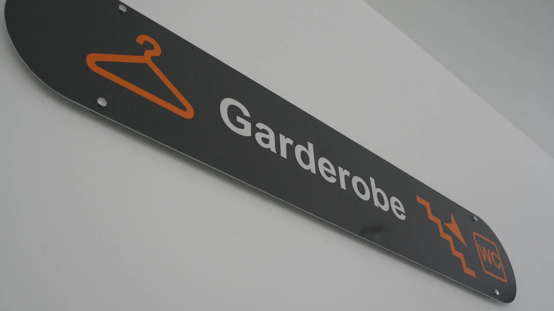 Wandschild zur Garderobe mit Haken-Symbol