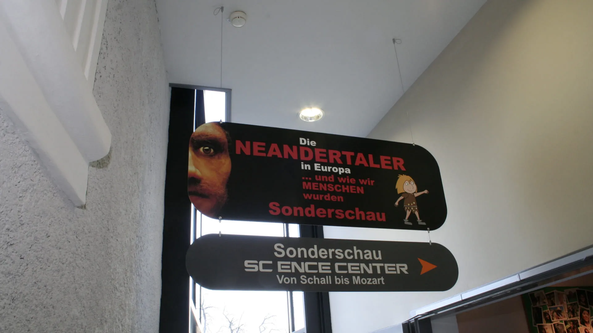 Hinweisschilder über die Neandertaler-Ausstellung