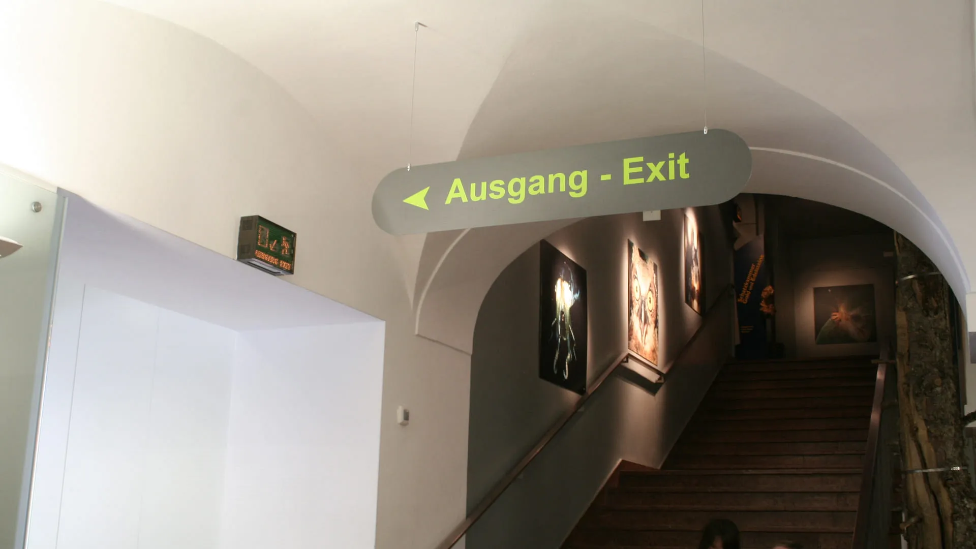 Hinweisschild für den Ausgang in einem Gebäude