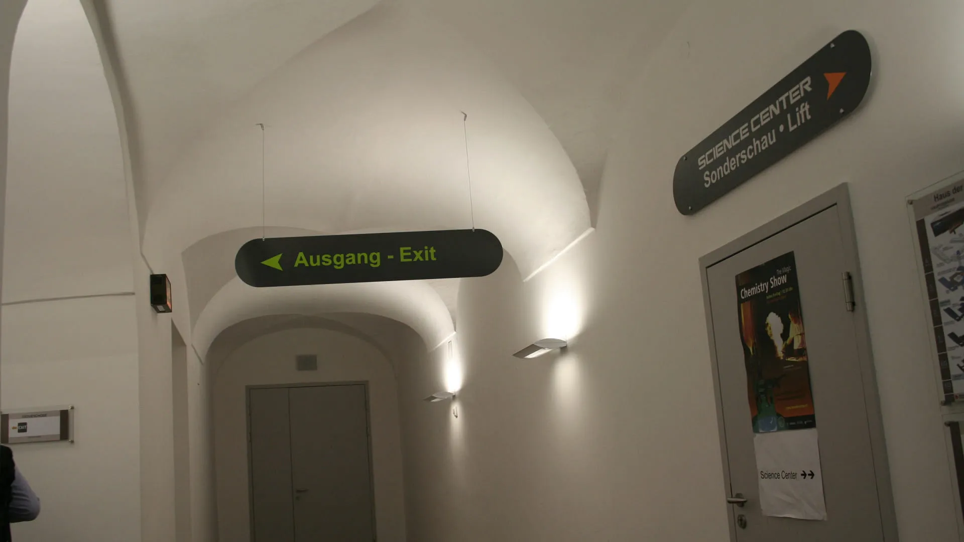 Flur mit Ausgängen und Beschilderung für Service Center