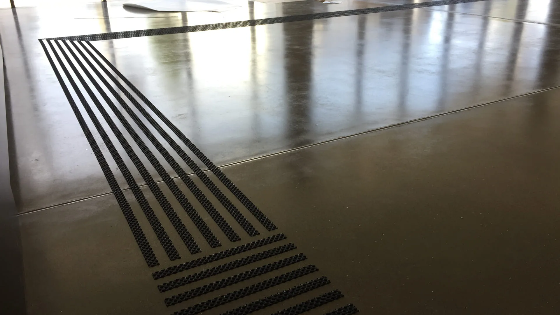 Schwarze Linien auf einem glatten Boden im Innenraum
