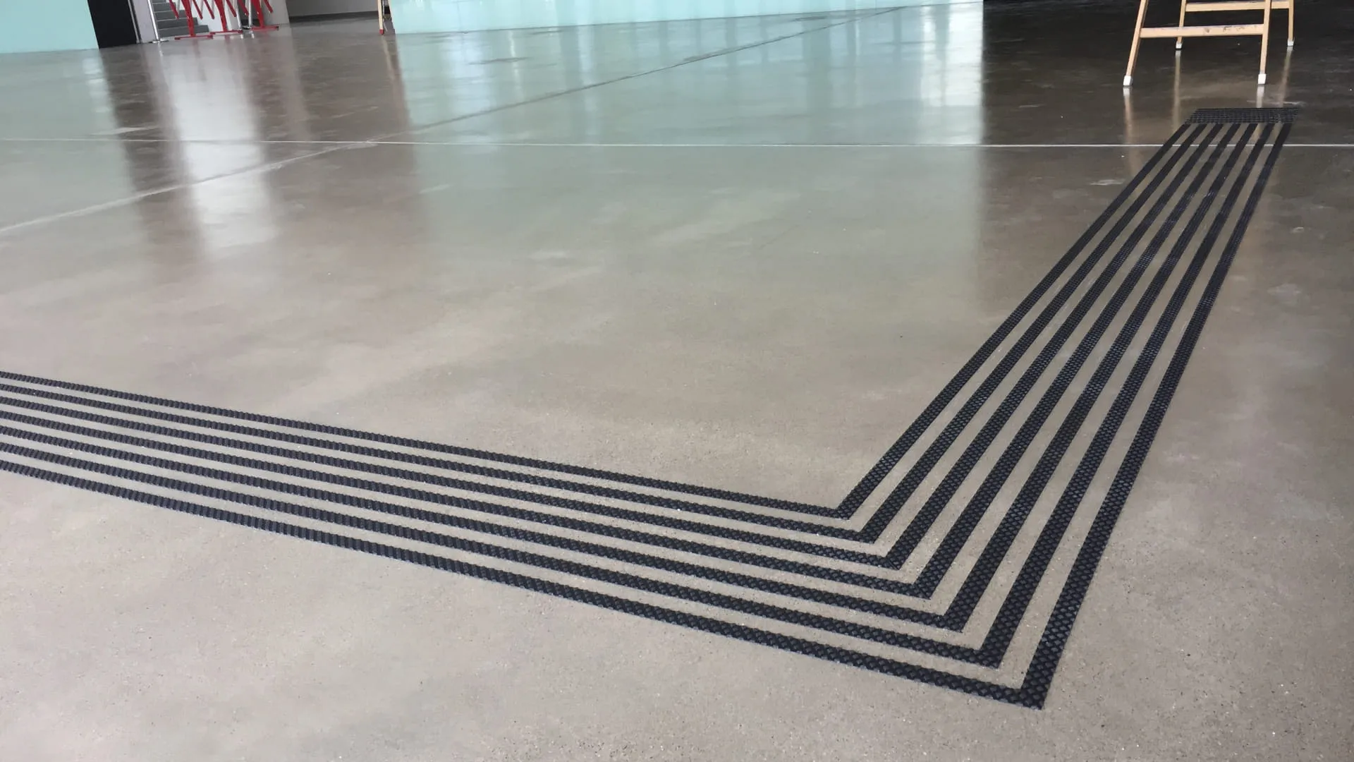 Boden mit schwarzen Linienmuster in einem großen Raum