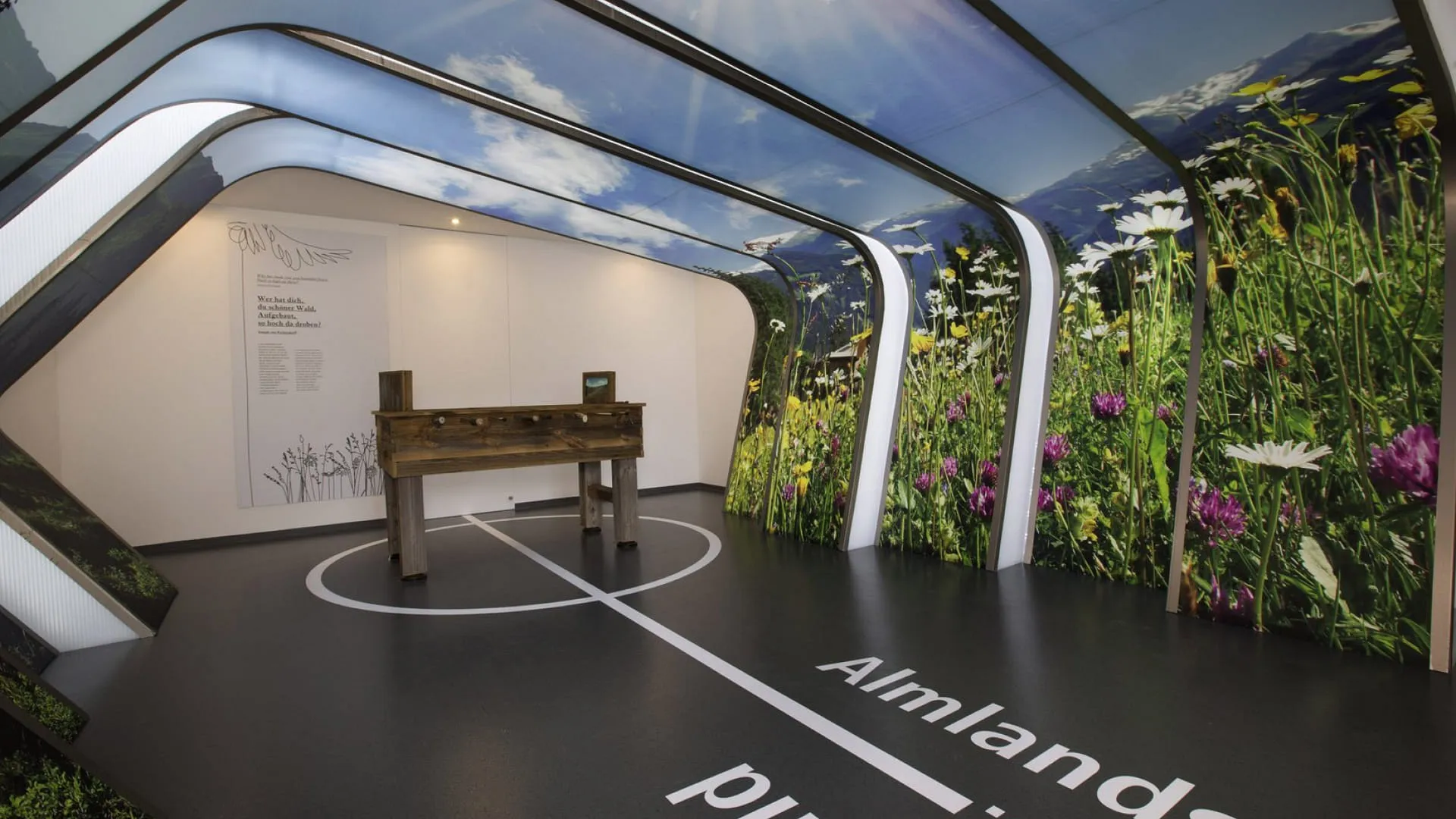Raum mit Blumenwänden und einem Tisch in der Mitte